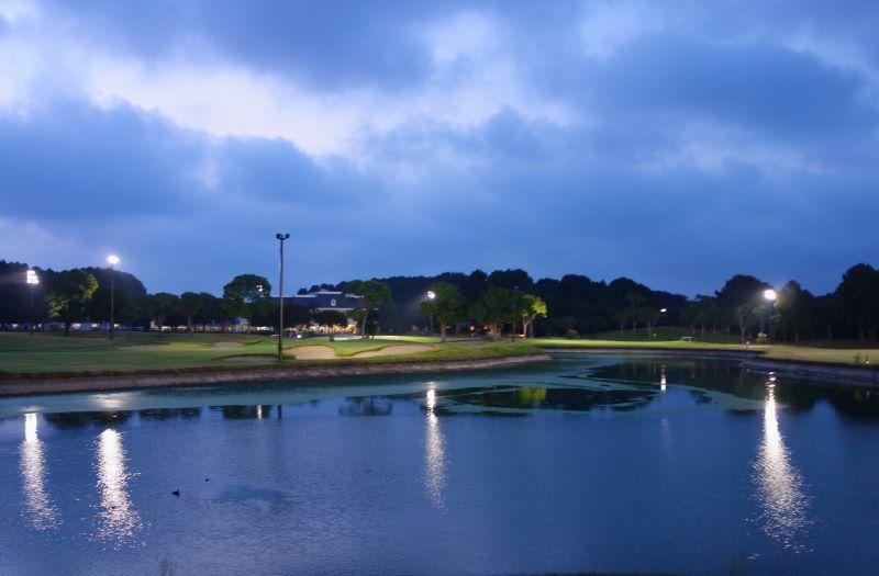 ナイトゴルフによる池とクラブハウスの幻想的な風景