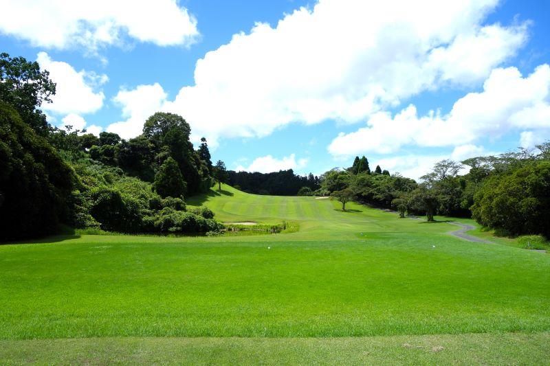 西コース5番のロングホール、手前の池と丘越えに注意