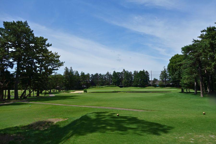 グリーン前に池がある東コース5番ホール