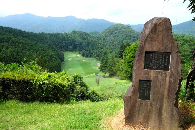 豪快な打ち下ろしで絶景の13番ホール