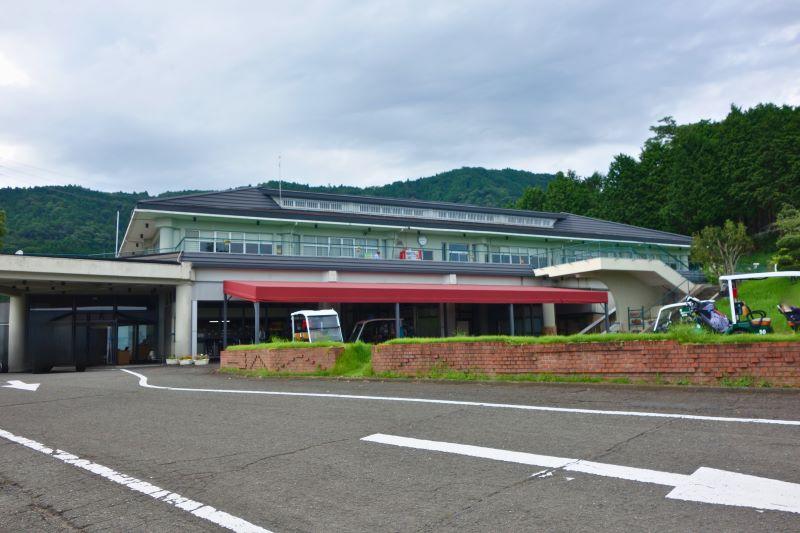 大秦野カントリークラブのクラブハウス外観