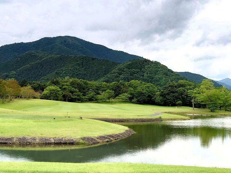 池越えの14番ホール