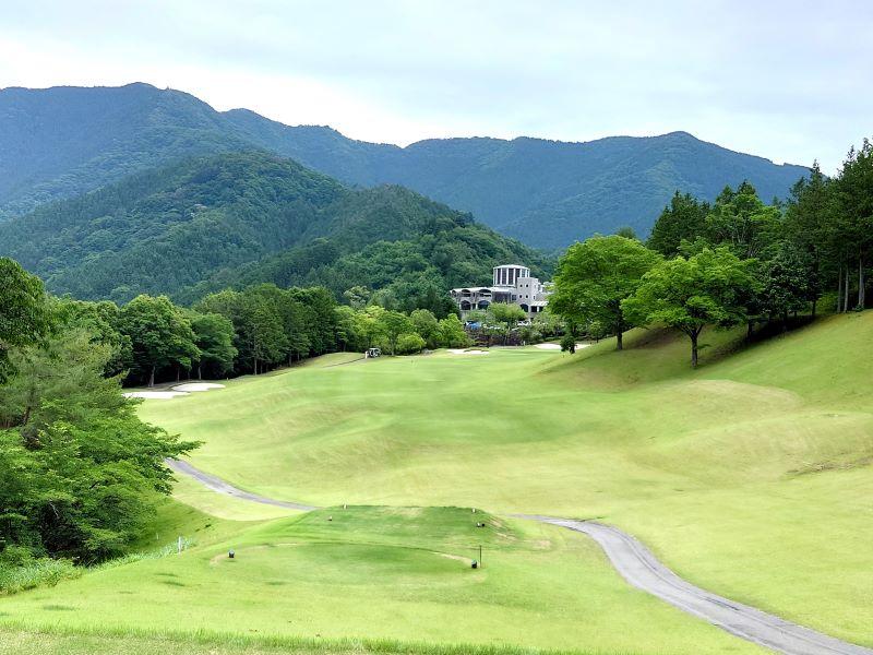 クラブハウスを見渡す3番ホール