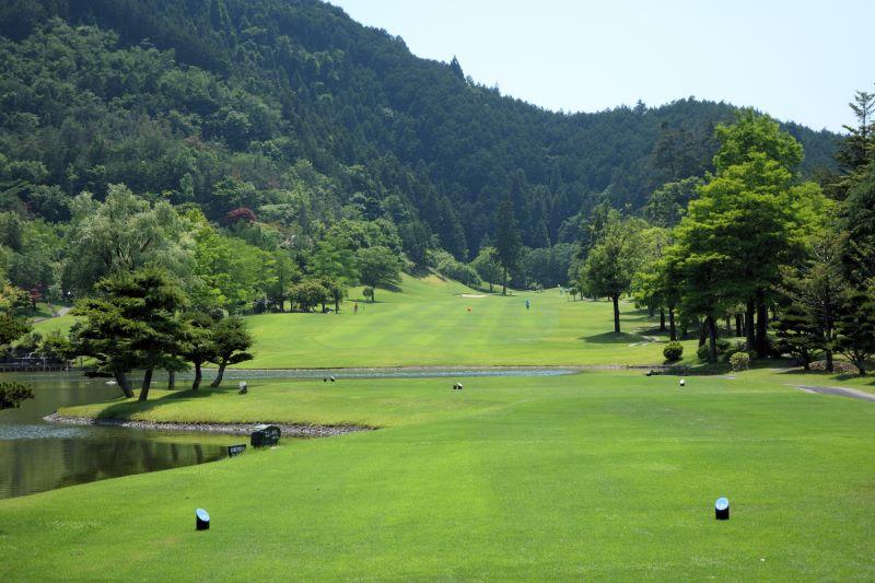 池越えのロングホール4番