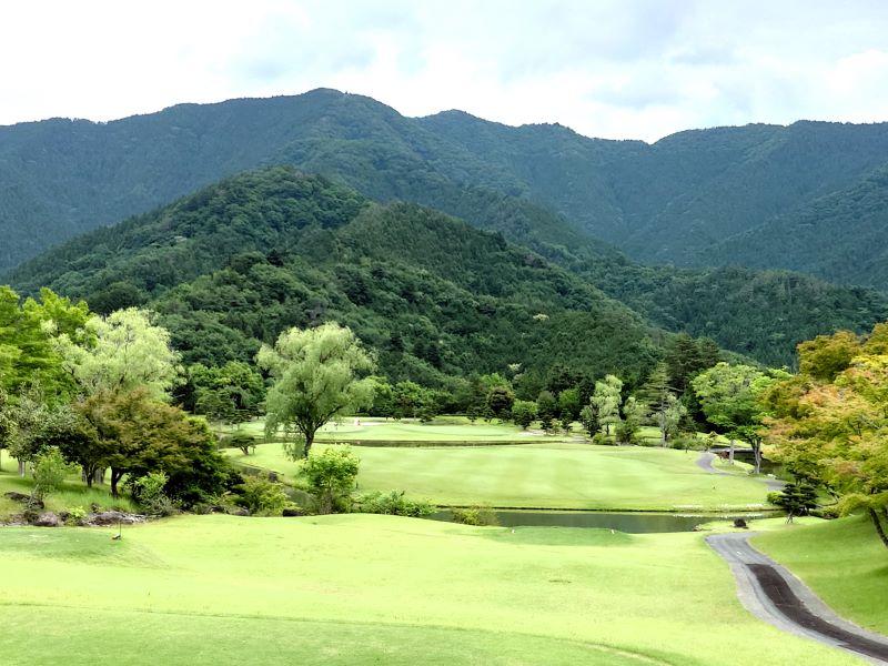 池の景観が美しい9番ホールのミドル