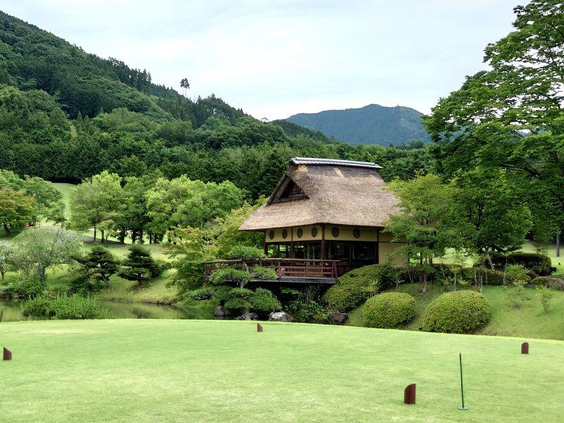 13番-14番ホール間の茅葺屋根の売店