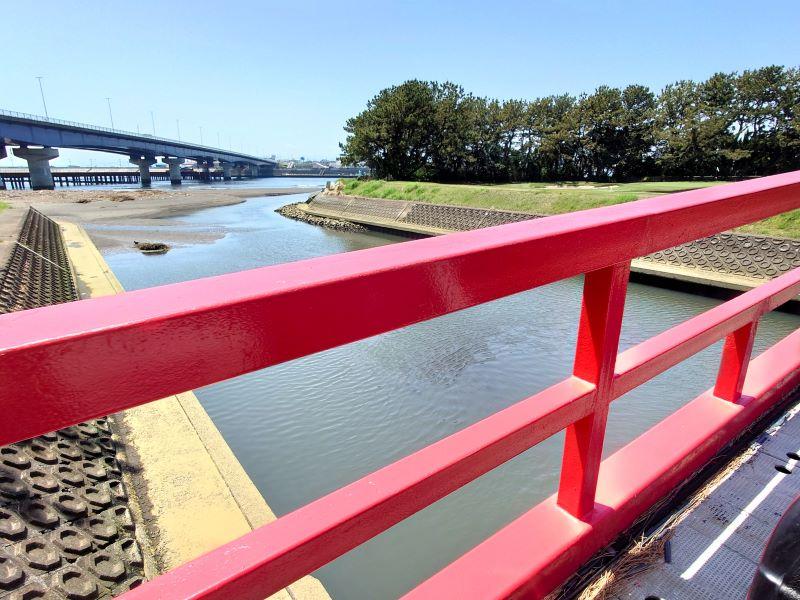 50mの水路を渡る赤い橋からの風景