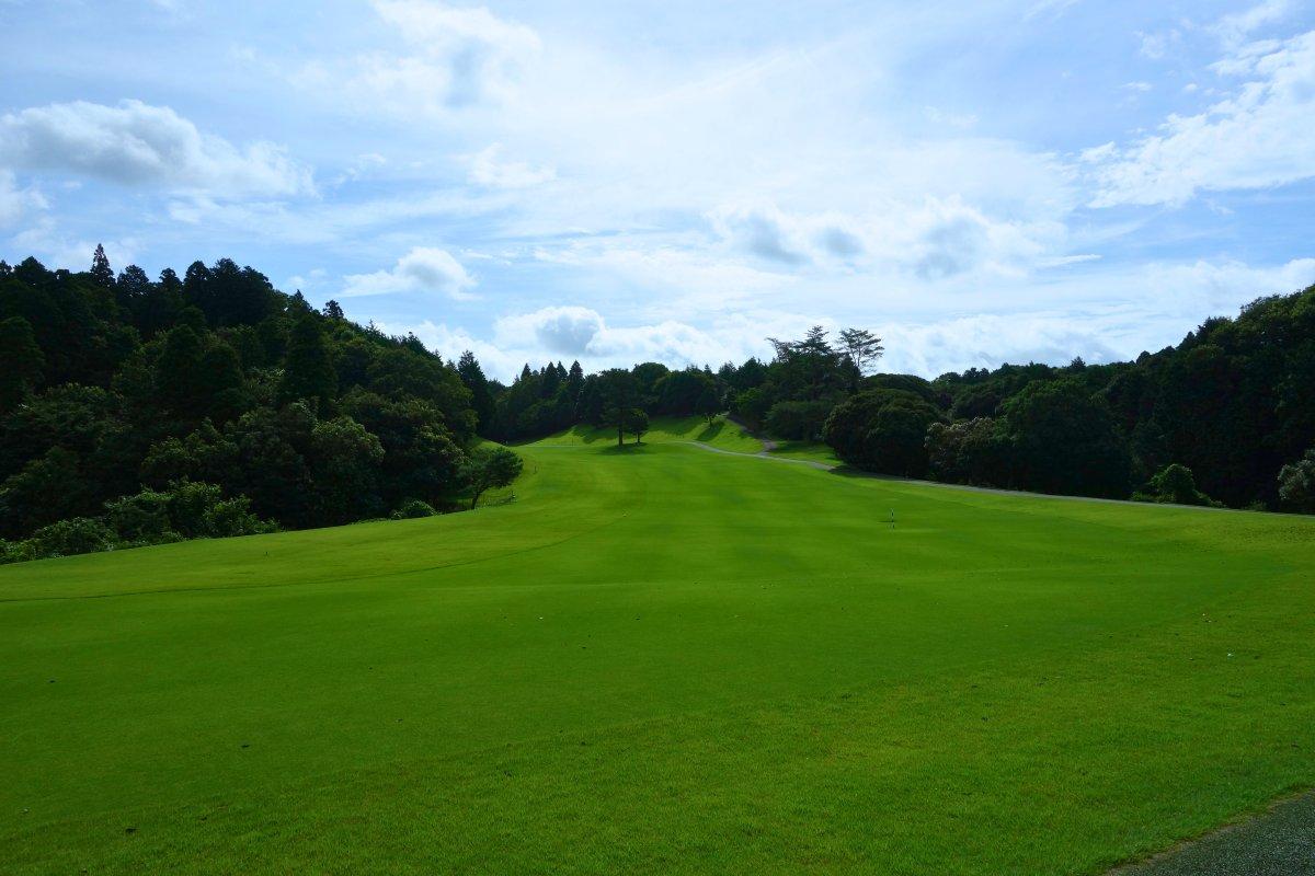 右足下がりになりやすい2番ホールセカンド地点