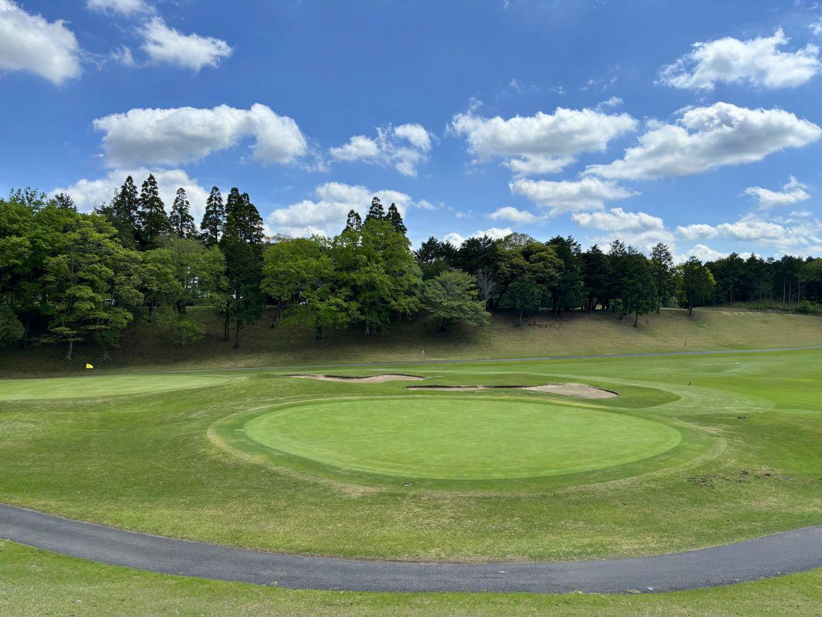 手間にプレッシャーのかかるバンカーがある2番ホールの2グリーン