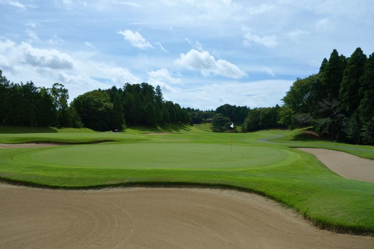 グリーン側から望む5番ホール、バンカーが多いグリーン周辺