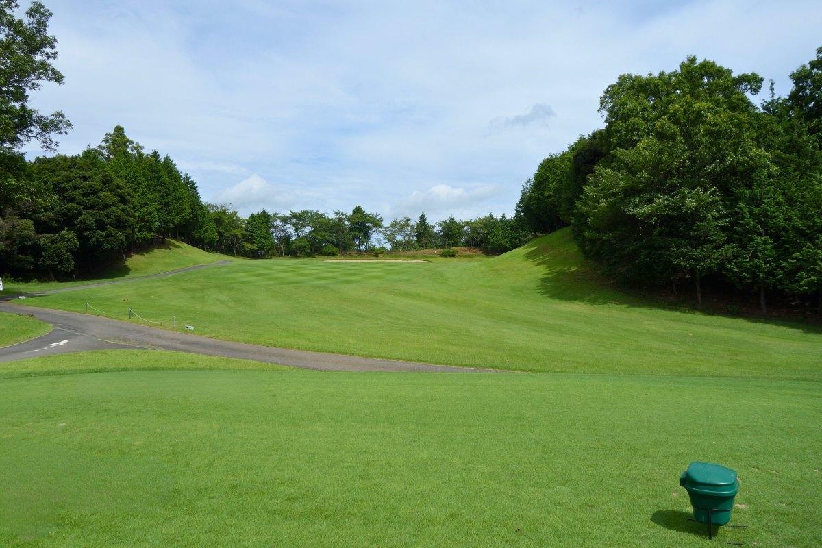 手前に大きなバンカーが構える打ち上げの6番ショートホール