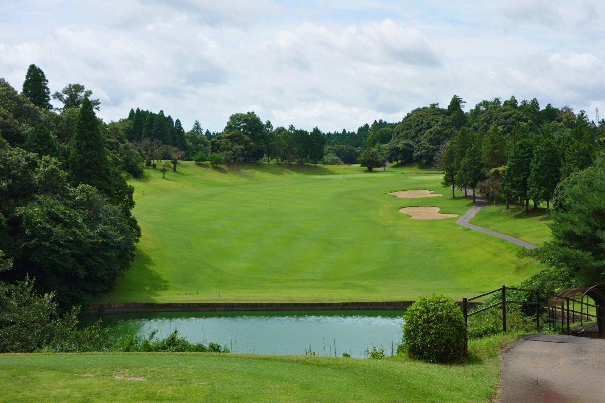 広いフェアウェイながら方向性が求められる8番ホール