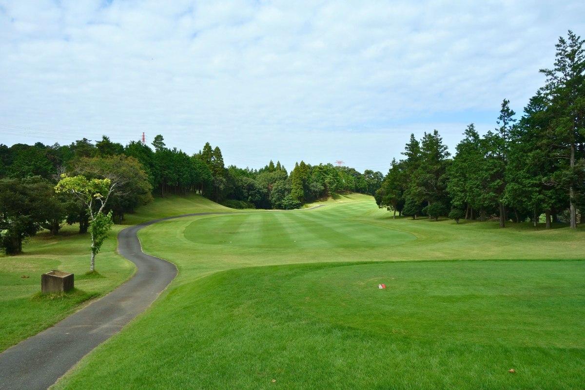 正面に池が配置された9番ロングホール