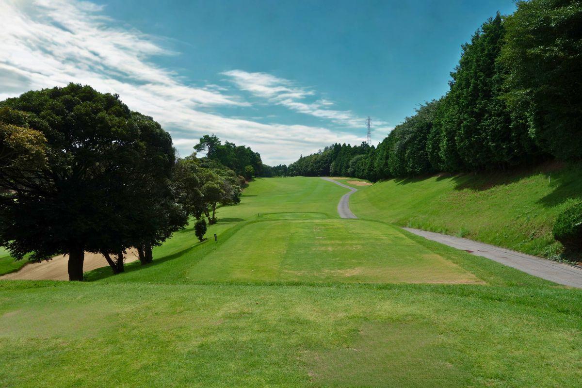 右サイドがOBとなるINコース1番ロングホール