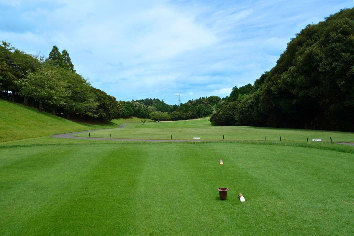 右ドッグレッグの13番ミドルホール