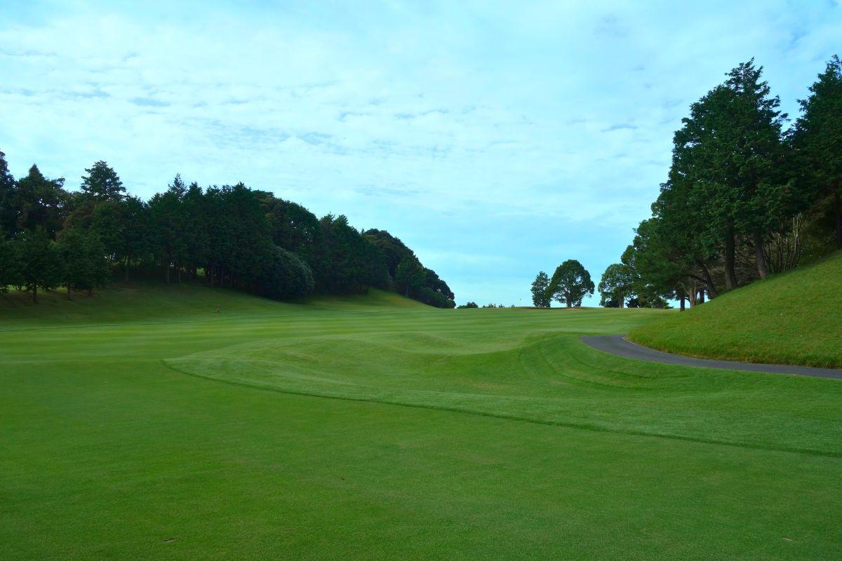 残り約150ヤードの打ち上げとなる14番ホールセカンド地点
