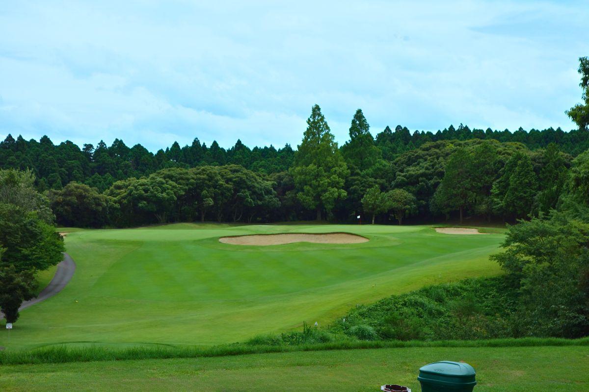 谷越えで距離のある15番ショートホール