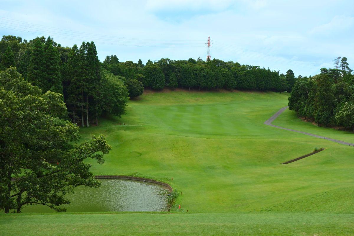 右ドッグレッグの18番ロングホール