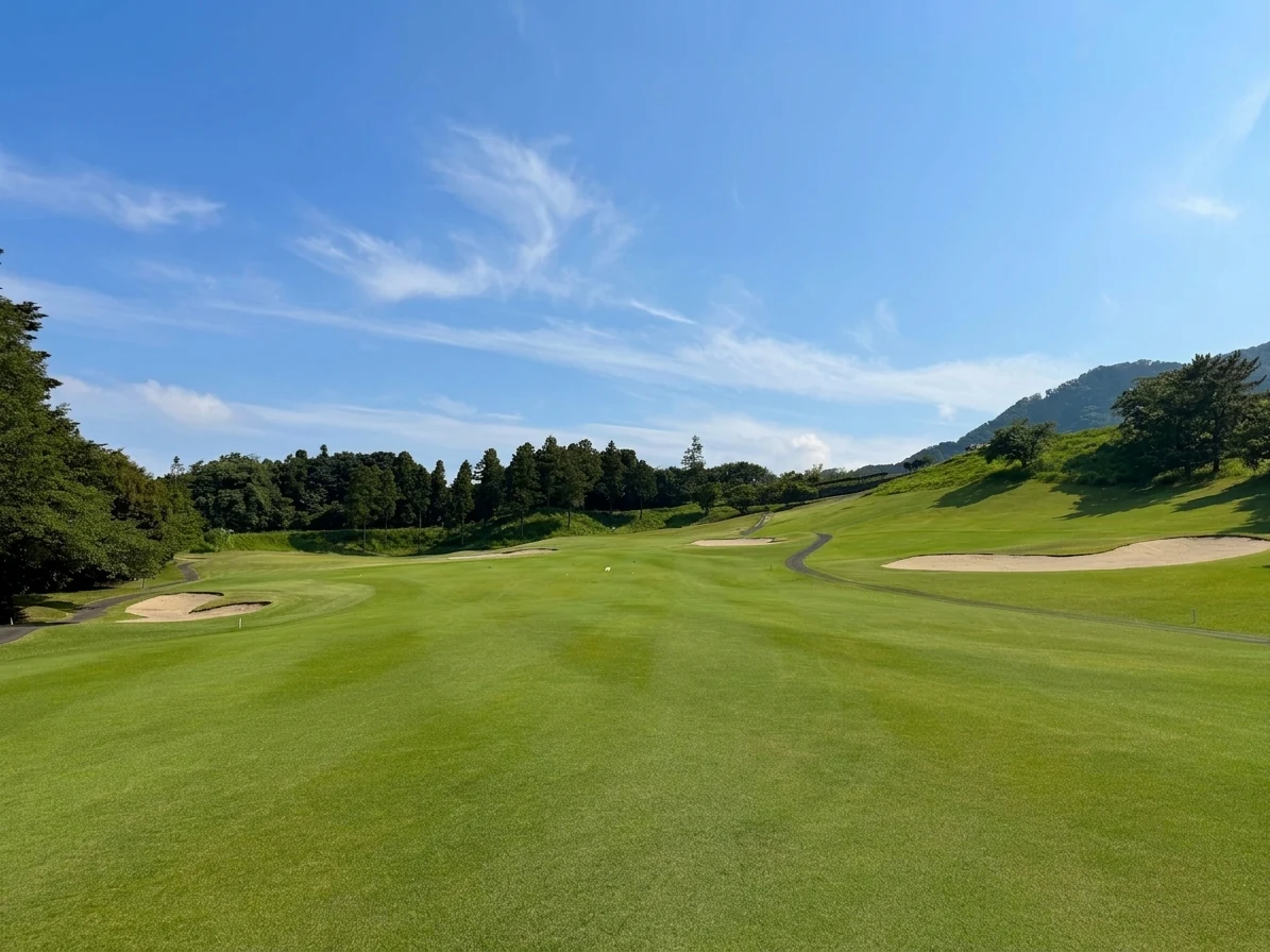 東9番ホール 2打目地点から砲台グリーン方向