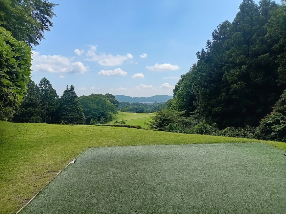 南4番ホール（392Y・Par4）谷越え・打ち下ろしのティーショット方向