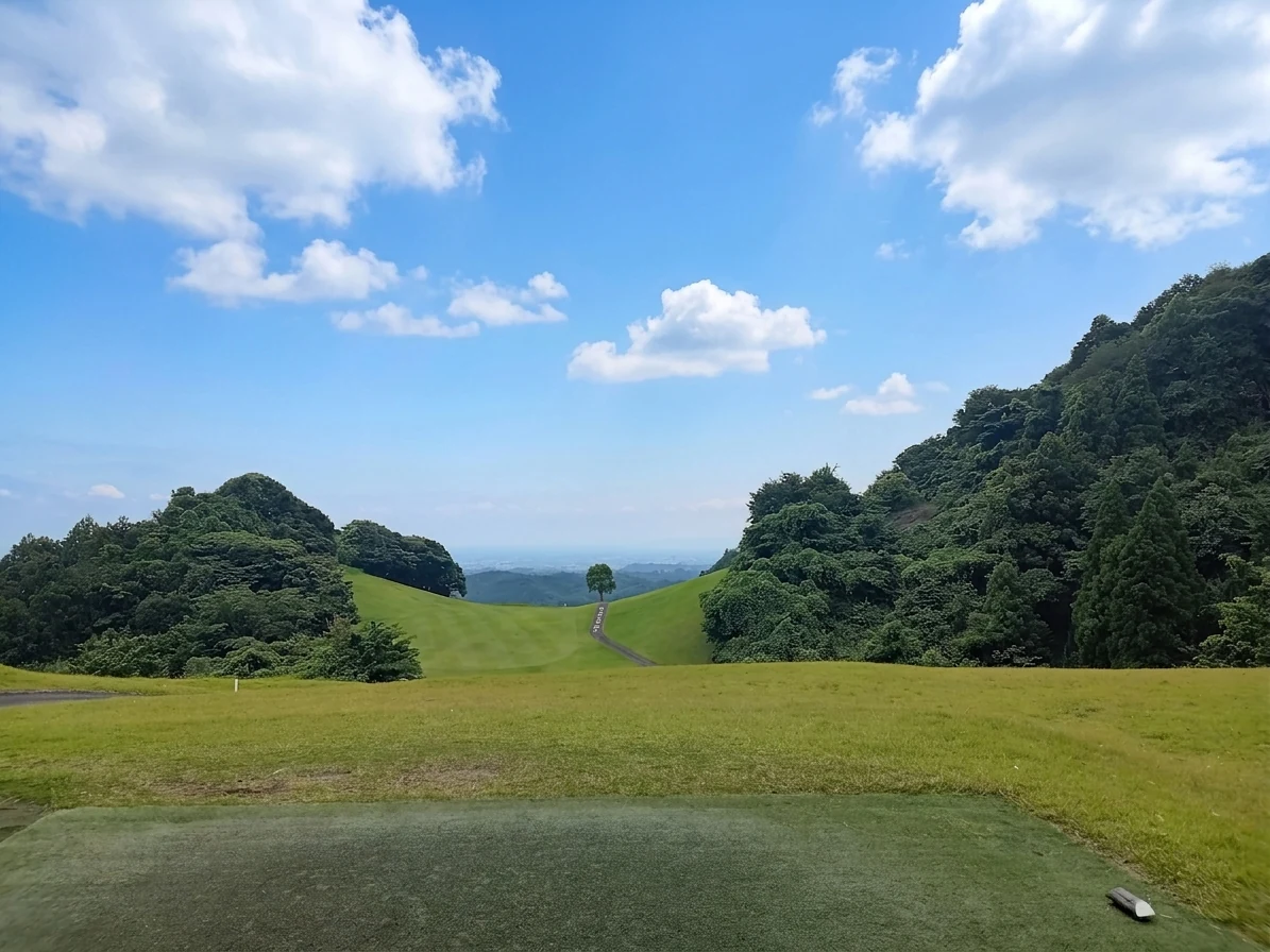 南6番ホール（559Y・Par5）豪快な打ち下ろしのティーショット方向