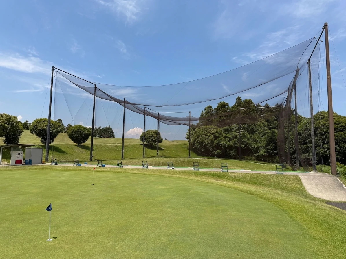 大厚木カントリークラブ 鳥かごスタイルのドライビングレンジ