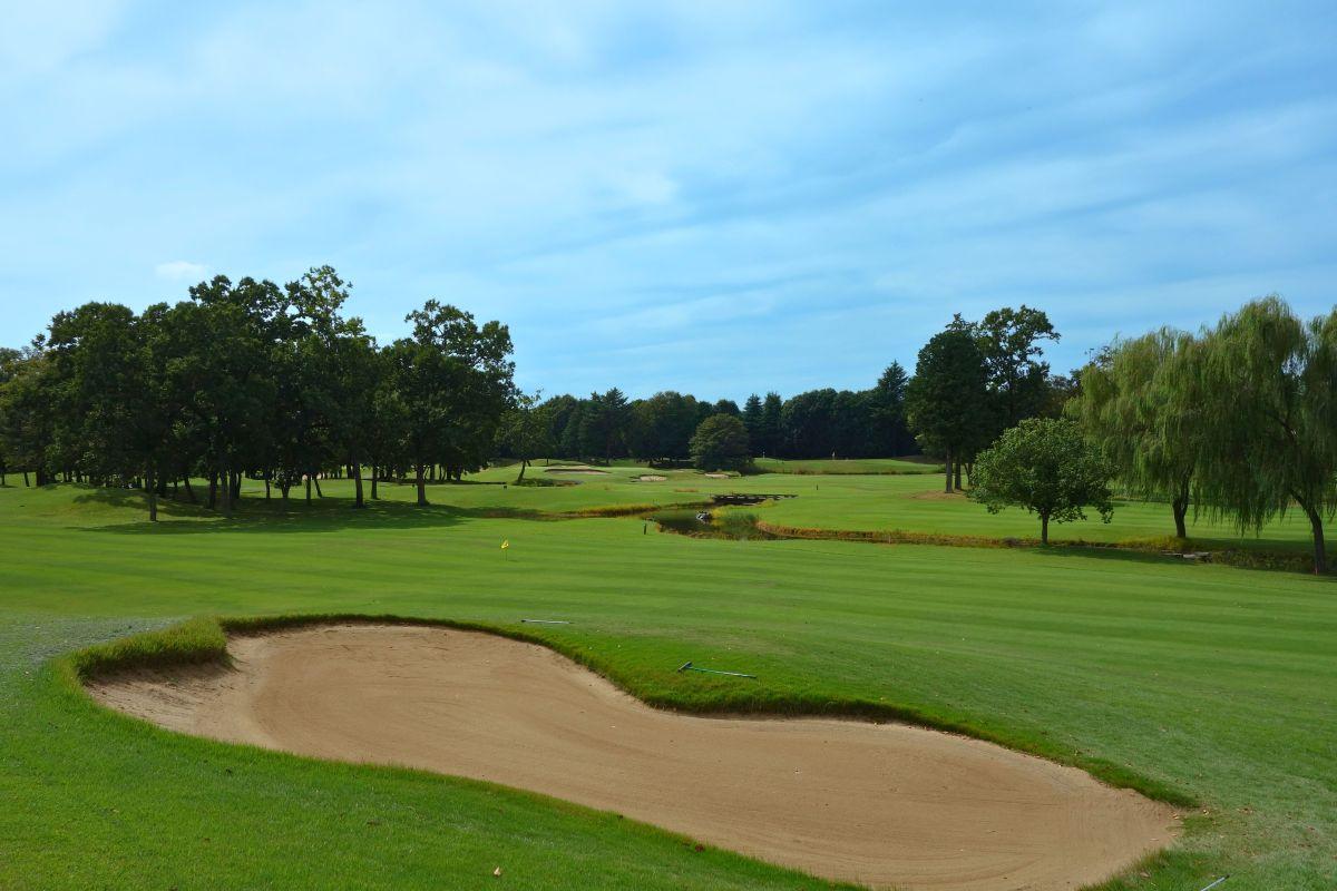 池が入り組む4番ホールの景観