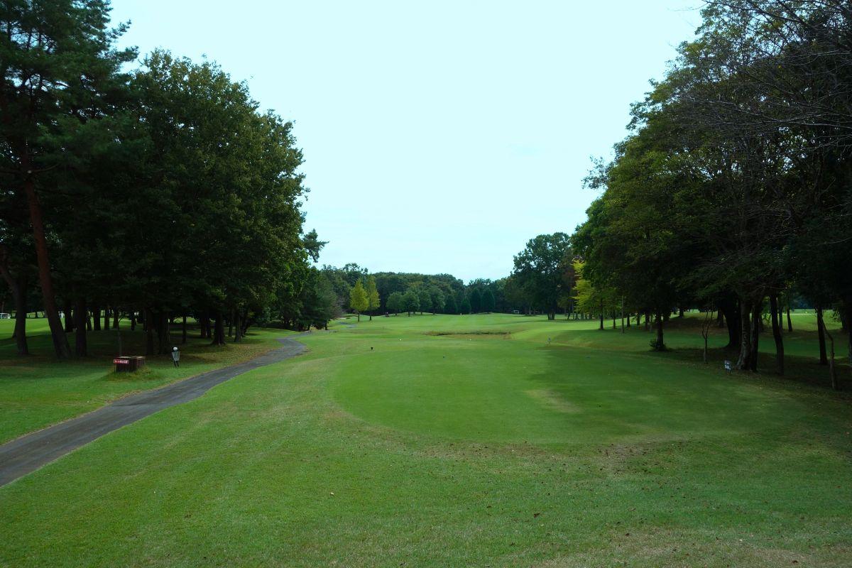 S字に曲がる4番ロングホール