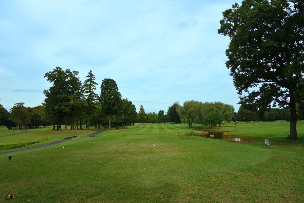 クリークとバンカーに注意の5番ホール