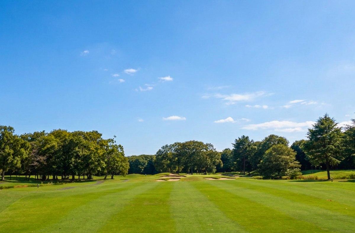 段グリーンを望む6番ホール(サードショット地点)