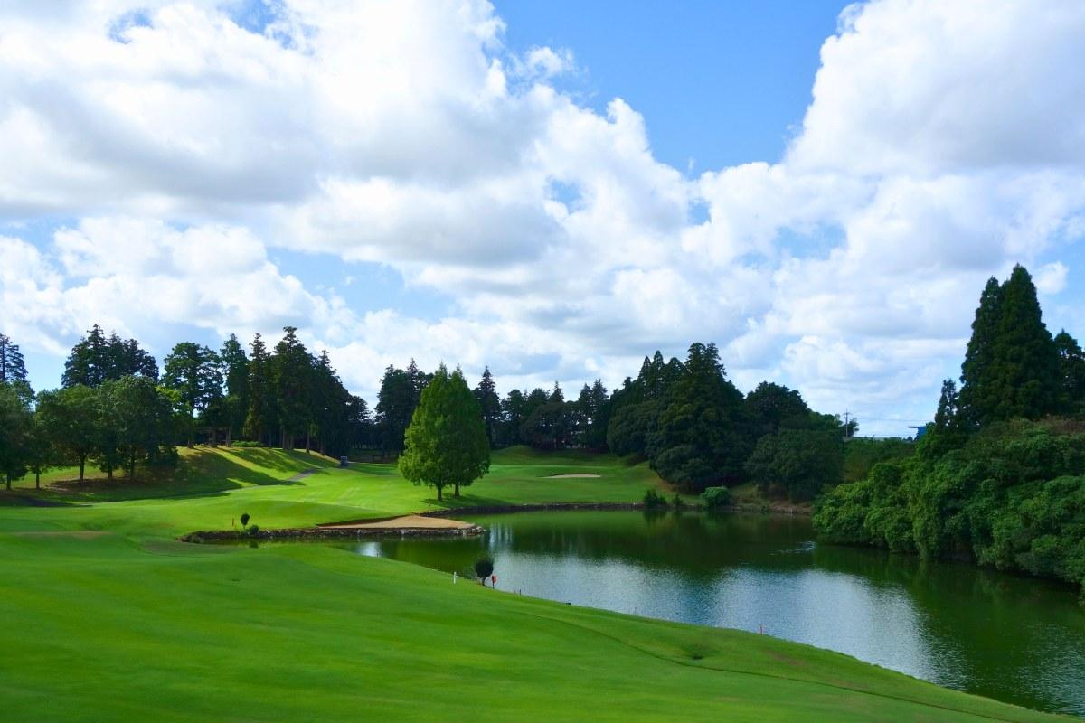7番ホール。池が絡む右ドッグレッグ 2打目地点