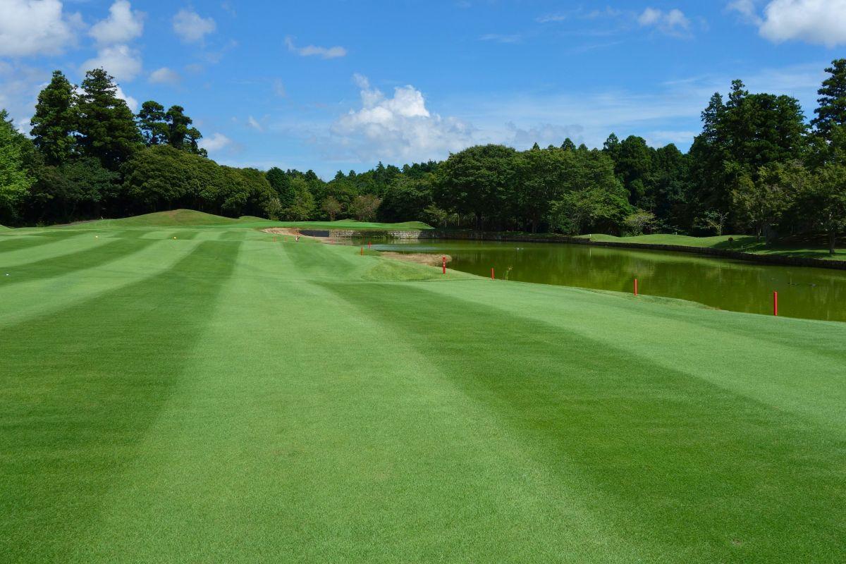  9番ホール。2打目地点から花道・グリーン方向