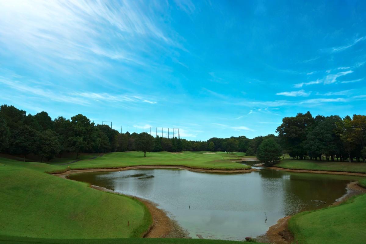 池が絡む9番ホール