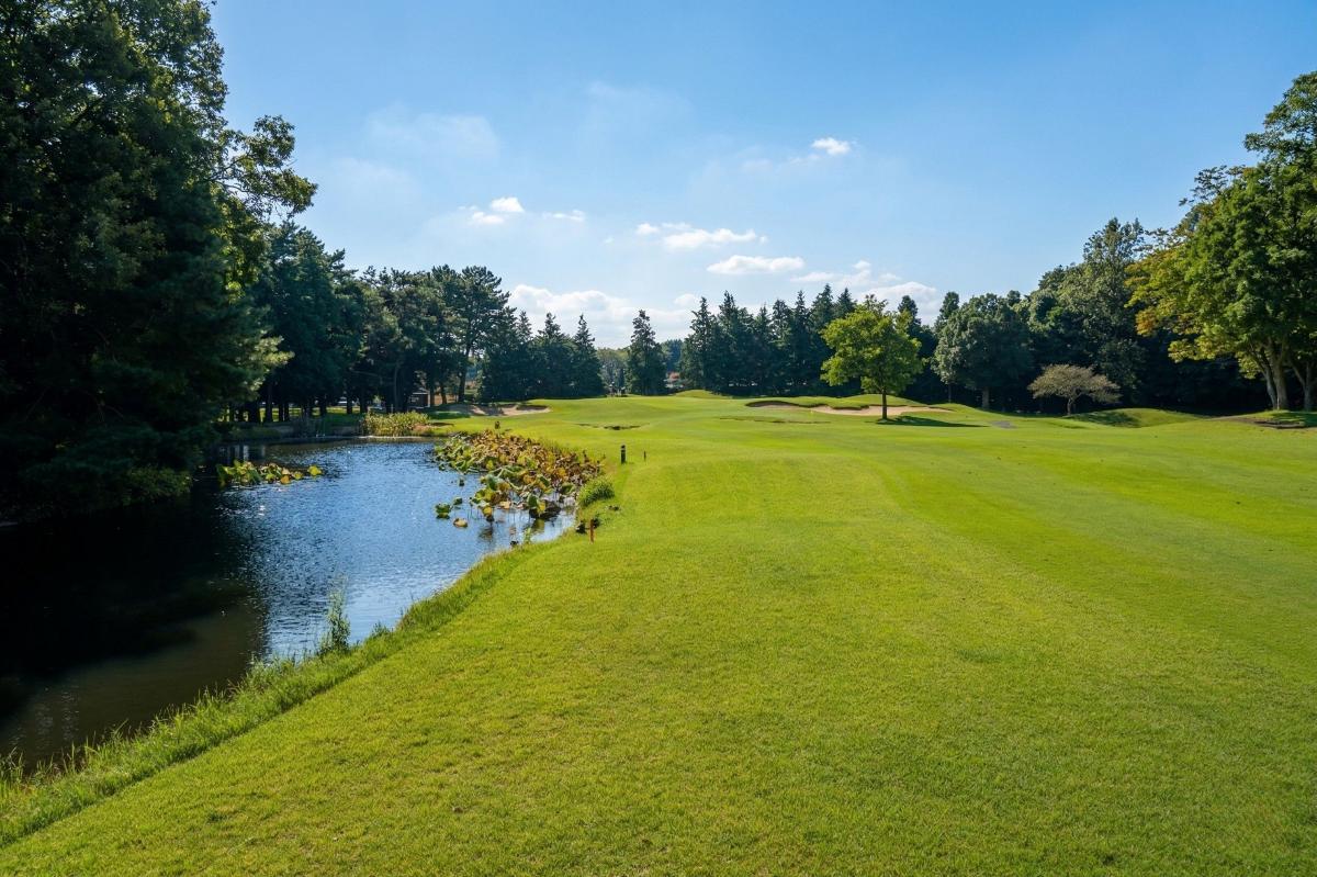 グリーンを望む18番ホールのサードショット地点