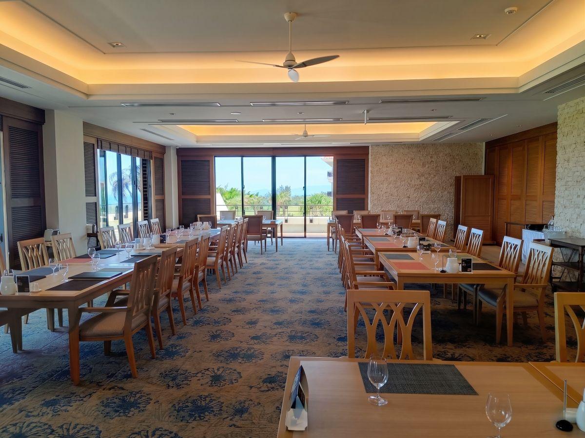 PGMゴルフリゾート沖縄 おしゃれな雰囲気のレストラン内観
