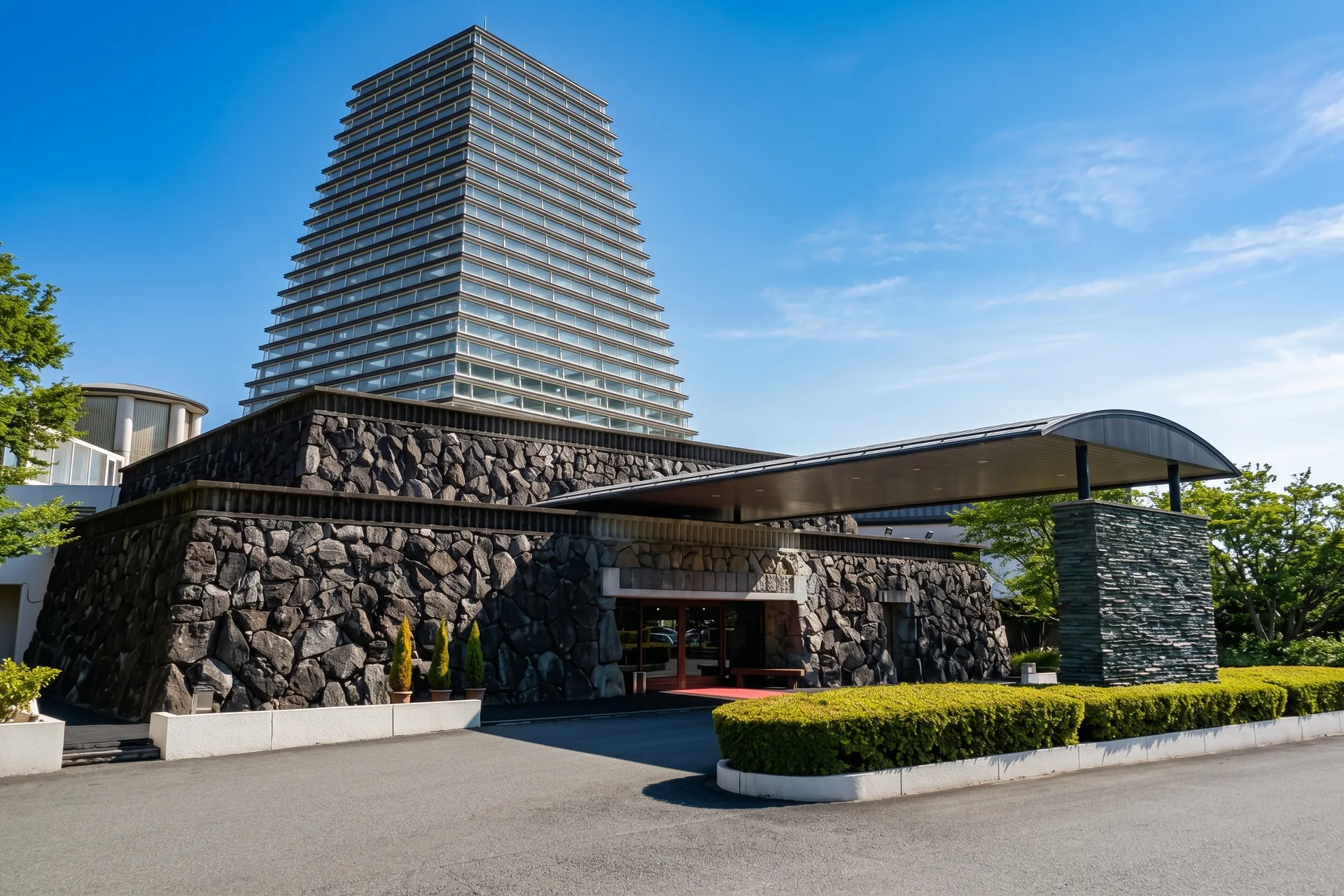 石積みの外壁とガラスの櫓が特徴的な磯崎新設計のクラブハウス。さいたま梨花カントリークラブ