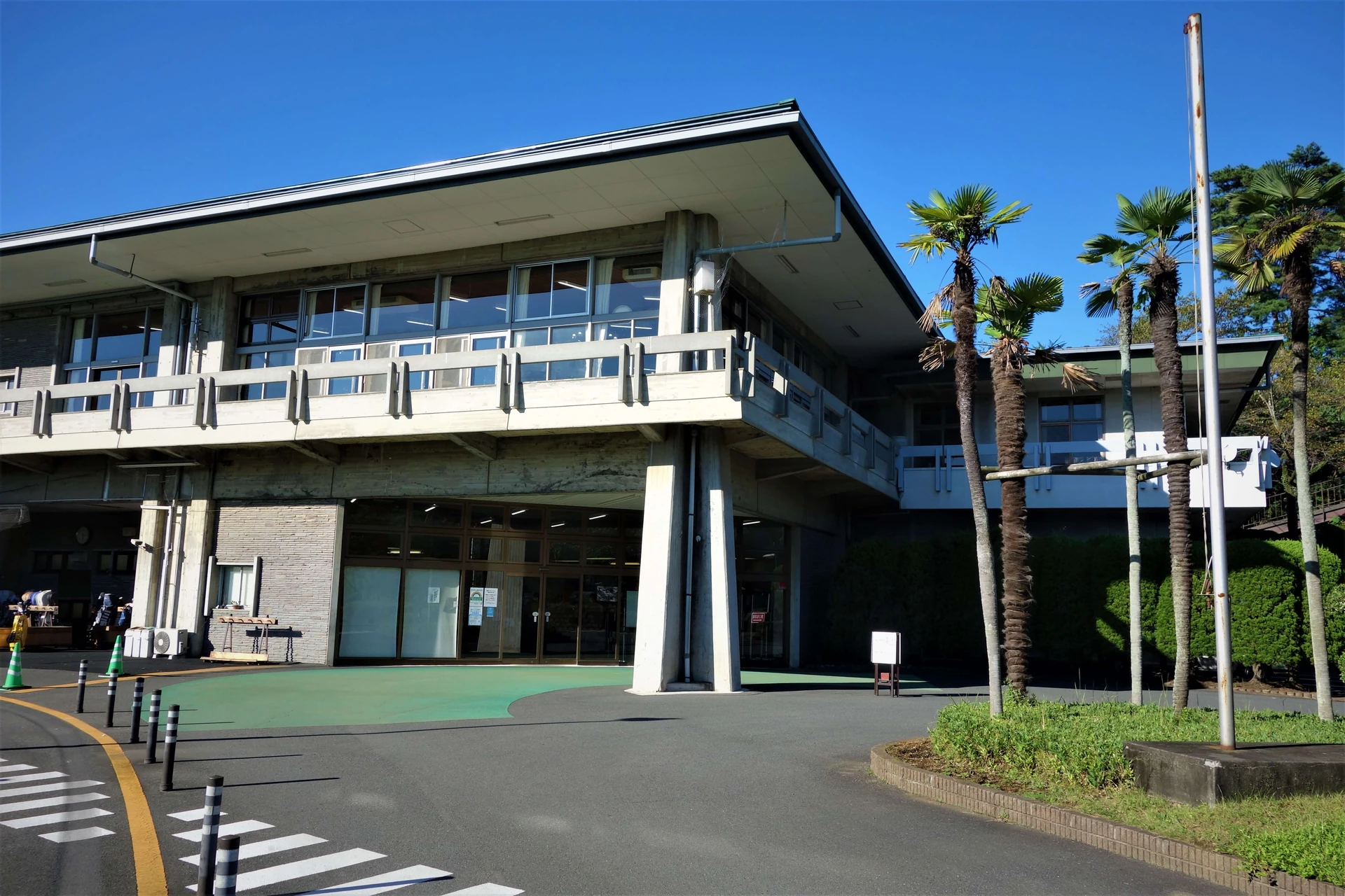 レトロな雰囲気のクラブハウス外観
