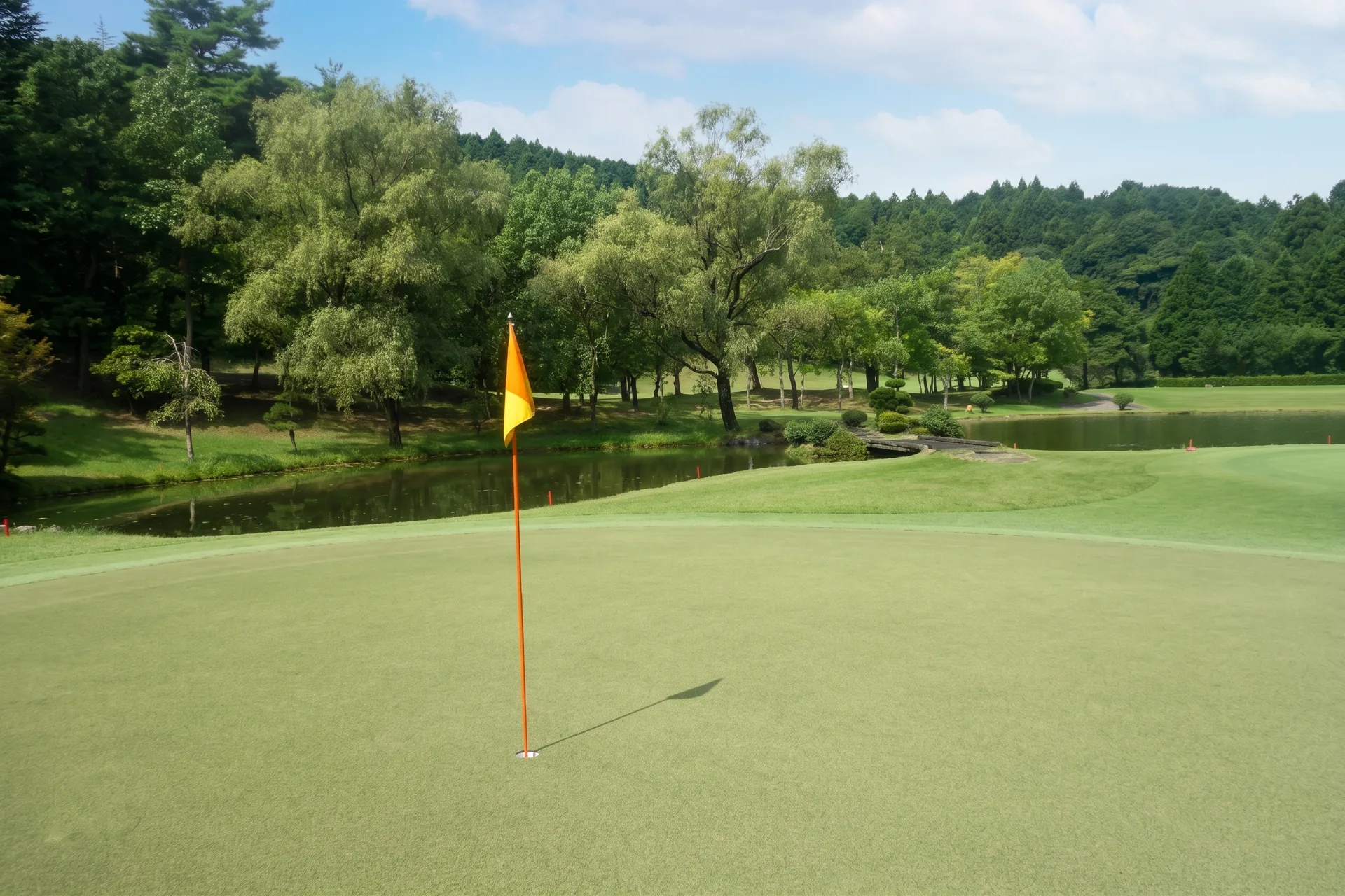 グリーン側から見た日本庭園風のIN14番。さいたま梨花カントリークラブ